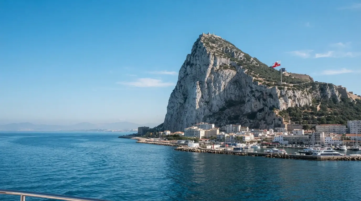 Vista del peñón de Gibraltar desde el mar, con la bandera de Gibraltar visible